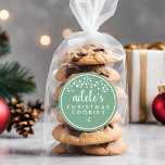 Kerstkoekjes Gepersonaliseerd Groen Ronde Sticker<br><div class="desc">Voeg een elegante touch toe aan uw vakantie traktaties met deze cadeau label stickers. Sticker is voorzien van groene stickers,  witte bessen,  script en moderne typografie worden gebruikt. Deze stickers hechten zich goed aan elk oppervlakteplastic,  papieren geschenkzakken,  karton of glas.</div>