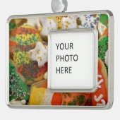 Kerstkoekjes II Colorful Holiday Baking Verzilverd Omlijst Ornament (Links)