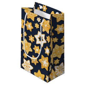 Kerstkoekjes met blauwe grijze achtergrond klein cadeauzakje