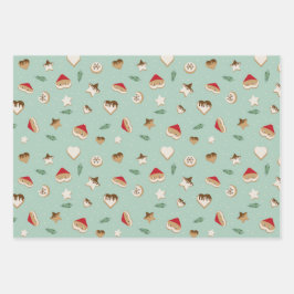 Kerstkoekjes op groen en roze inpakpapier vel