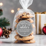 kerstkoekjes speciaal gepersonaliseerd grijs ronde sticker<br><div class="desc">Voeg een elegante touch toe aan uw vakantie traktaties met deze cadeau label stickers. Sticker is voorzien van grijze stickers,  witte bessen,  script en moderne typografie worden gebruikt. Deze stickers hechten zich goed aan elk oppervlakteplastic,  papieren geschenkzakken,  karton of glas.</div>