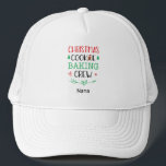 Kerstkoekjeskoekjesbakkerij, naam van de bemanning trucker pet<br><div class="desc">Dit gepersonaliseerde vakantieballpet met de woorden "Kerstkoekjeskoekjes" is een perfect overeenkomend pet voor de familie die graag kerstkoekjes samen bakken. Dit pet is een geweldig gepersonaliseerd cadeau voor een mam,  pap,  oma of opa die graag bakt.</div>