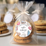 Kerstkoekjesruil Ronde Sticker<br><div class="desc">Waterverf kunst kerstkoekjes versieren deze Christmas Cookie Exchange sticker. De typografie zegt cookie exchange. Let op de kleine ster uitsnijdkoekje met de "i" in koekje! Dit is een prachtige keuze voor uw kerstkoekjesruil, koekjesruil of bakfeest. (Opmerking: onderdeel van onze populaire baksterke koekjeswisselaar ontwerplijn) Zie coördinerende items in onze winkel, Enchanted...</div>