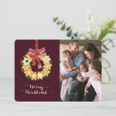 Kerstkoekkrans met bordeauxrode achtergrond feestdagenkaart (Staand voorkant)