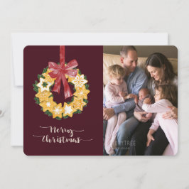 Kerstkoekkrans met bordeauxrode achtergrond feestdagenkaart