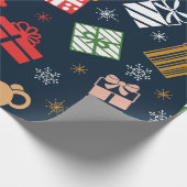 Kerstkofferdekat en gedecorbeerde chipmunken cadeaupapier (Hoek)