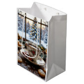 Kerstkoffie en koekjes Winter Window Scene Medium Cadeauzakje (Voorkant Gekanteld)