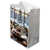 Kerstkoffie en koekjes Winter Window Scene Medium Cadeauzakje (Achterkant Gekanteld)