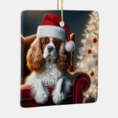 Kerstkoning Charles op een rode fluwelen stoel Keramisch Ornament (Rechts)