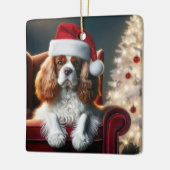 Kerstkoning Charles op een rode fluwelen stoel Keramisch Ornament (Links)