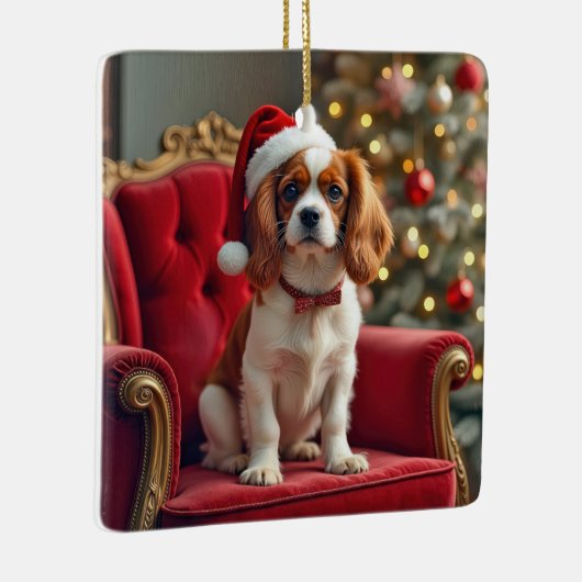 Kerstkoning Charles Spaniel op een rode stoel Keramisch Ornament (Rechts)