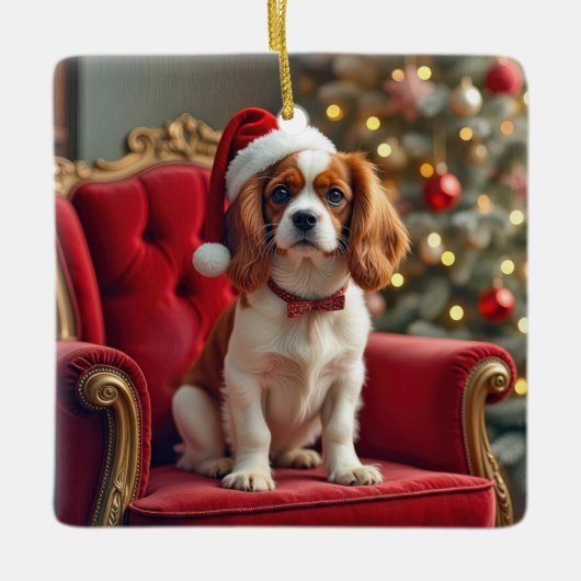 Kerstkoning Charles Spaniel op een rode stoel Keramisch Ornament (Voorkant)