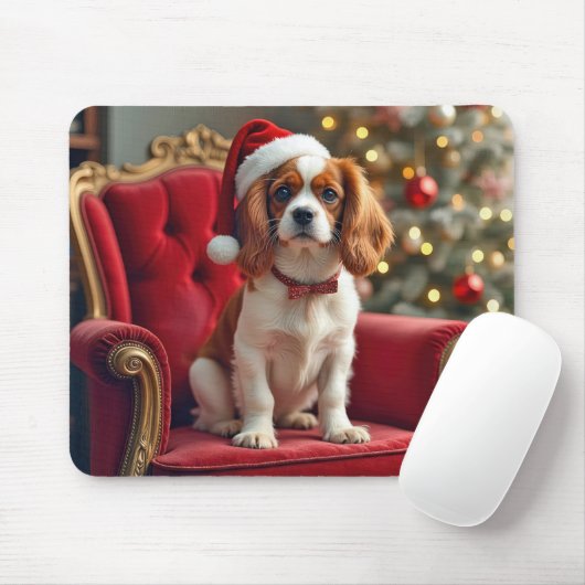Kerstkoning Charles Spaniel op een rode stoel Muismat (Met muis)