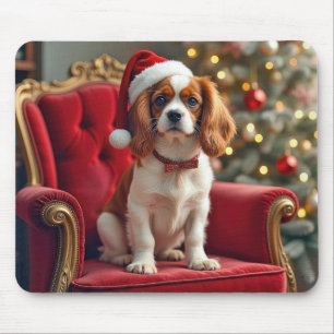 Kerstkoning Charles Spaniel op een rode stoel Muismat