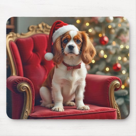 Kerstkoning Charles Spaniel op een rode stoel Muismat (Voorkant)