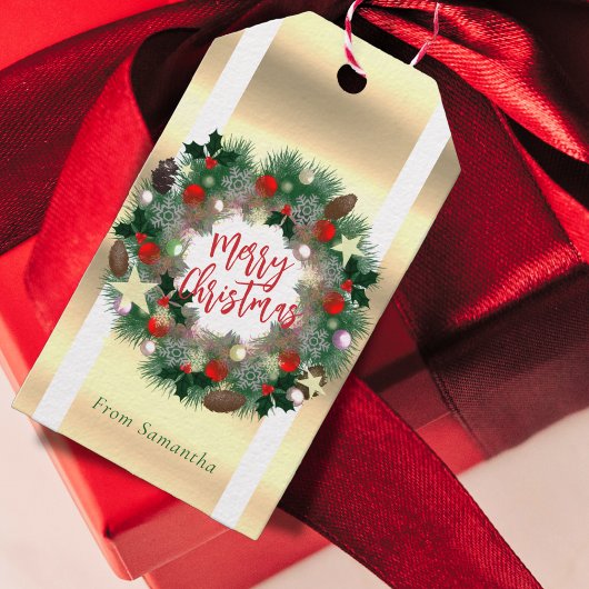 Kerstkrans dennenappels, sterren, rode kerstballen cadeaulabel