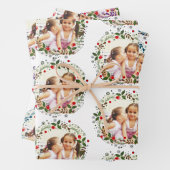 Kerstkrans in rood, blauw en paarse foto inpakpapier vel (In situ)