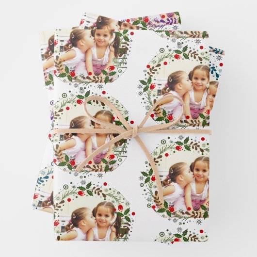 Kerstkrans in rood, blauw en paarse foto inpakpapier vel (In situ)