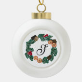 Kerstkrans met aanpasbaar initiaal keramische bal ornament (Voorkant)