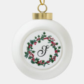 Kerstkrans met gepersonaliseerd initiaal keramische bal ornament (Voorkant)
