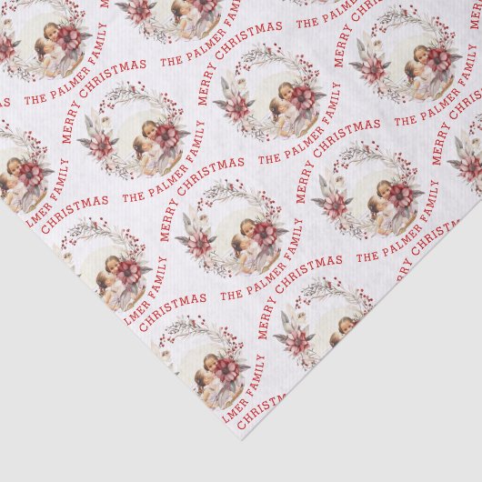 Kerstkrans met rode bloemen en foto tissuepapier (Detail)