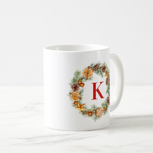 Kerstkrans Pinecone en Evergreens Monogram Koffiemok (Voorkant rechts)