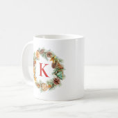Kerstkrans Pinecone en Evergreens Monogram Koffiemok (Voorkant links)