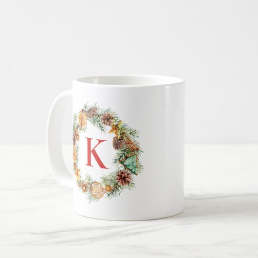 Kerstkrans Pinecone en Evergreens Monogram Koffiemok (Voorkant links)