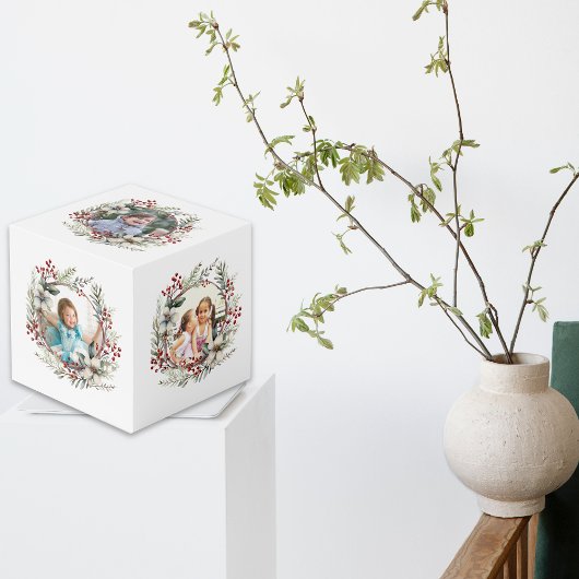 Kerstkrans, witte bloemen, bessen foto cu kubus