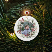 Kerstkrans, witte bloemen, rode bessen foto keramisch ornament