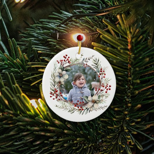 Kerstkrans, witte bloemen, rode bessen foto keramisch ornament