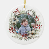 Kerstkrans, witte bloemen, rode bessen foto keramisch ornament (Voorkant)