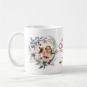 Kerstkrans, witte bloemen, rode bessen foto koffiemok (Links)