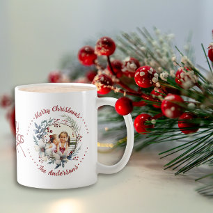 Kerstkrans, witte bloemen, rode bessen foto koffiemok
