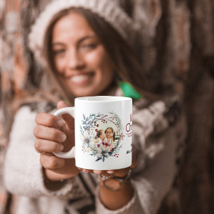Kerstkrans, witte bloemen, rode bessen foto koffiemok
