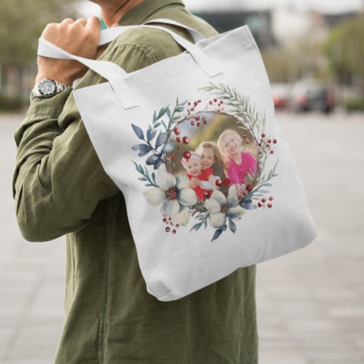 Kerstkrans, witte bloemen, rode bessen foto tote bag