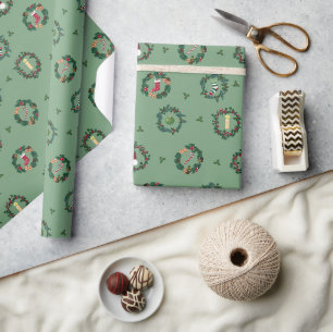 Kerstkronen met versieringen op groen. cadeaupapier