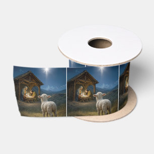 Kerstlam die naar de kerststal kijkt satijnen lint