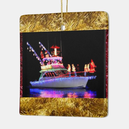 kerstlampjes op een kerstversiering keramisch ornament (Links)