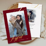 Kerstlegant script Joyful Photo Gold Folie Feestdagenkaart<br><div class="desc">Deze elegante foto-kerstkaart biedt een verticale foto aan de voorkant en een kleinere vierkante foto aan de achterkant. De moderne,  slimme scripttekst "Joyful" verschijnt in echte gouden folie op een donkerrode achtergrond. De achterzijde biedt douanetekst voor u aan om een persoonlijk bericht toe te voegen.</div>