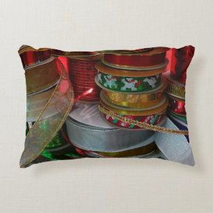 Kerstlint op rollen, feestelijke rood en goud accent kussen