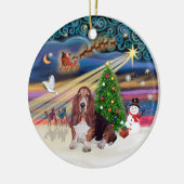 Kerstmagie - Basset Hound Keramisch Ornament (Links)