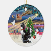Kerstmagie- Boston Terriers (twee) Keramisch Ornament (Links)