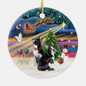 Kerstmagie- Boston Terriers (twee) Keramisch Ornament (Achterkant)