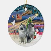 Kerstmagie - Keeshond (twee) Keramisch Ornament (Links)