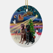 Kerstmagie - Labradors (zwart + chocolade) Keramisch Ornament (Rechts)