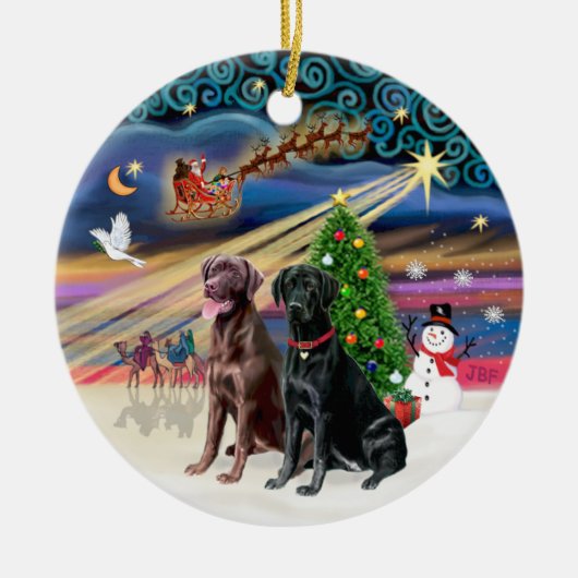 Kerstmagie - Labradors (zwart + chocolade) Keramisch Ornament (Voorkant)