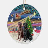 Kerstmagie - Labradors (zwart + chocolade) Keramisch Ornament (Links)