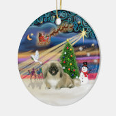 Kerstmagie - Pekingees (lichte sabel) Keramisch Ornament (Links)