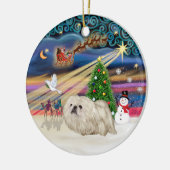 Kerstmagie - Pekingees (wit) Keramisch Ornament (Links)